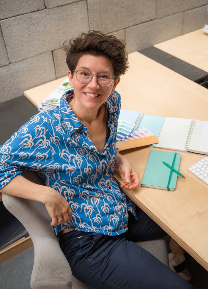 Personal Branding Coach Sigrid Thomas sitzt vor Computer